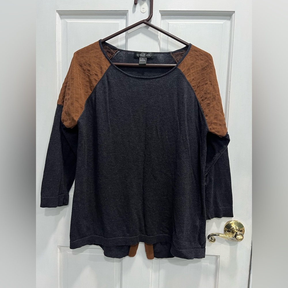 AUGUST SILK Gray Knit Top With Brown Quilted Raglan Sleeves SIZE MEDIUM PreLoved